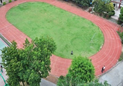 ���У������